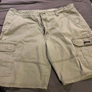 Men’s Wrangler cargo shorts size 40